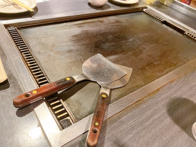ヘラが置かれた鉄板