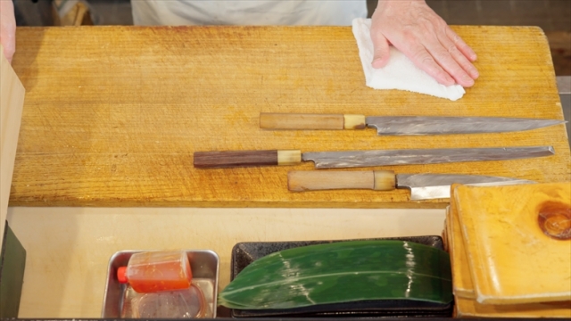 まな板を拭く職人