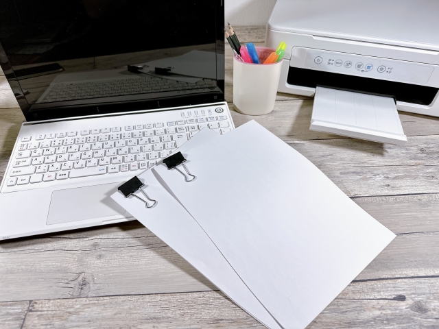 並んで置かれたパソコンと書類