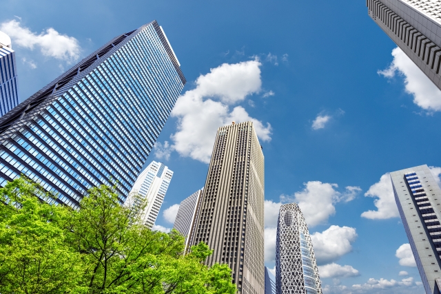 そびえ立つビル群