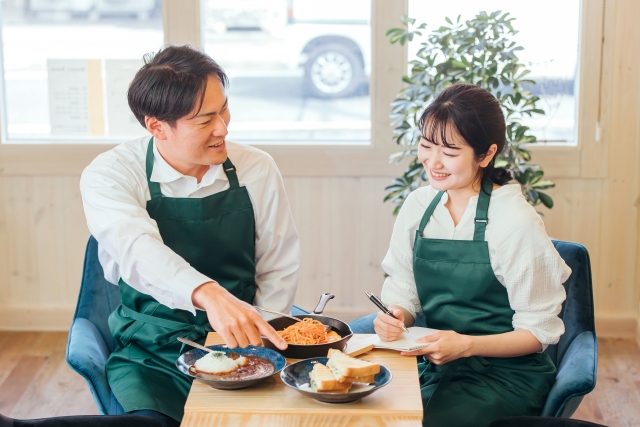 飲食店のメニューを確認するスタッフ