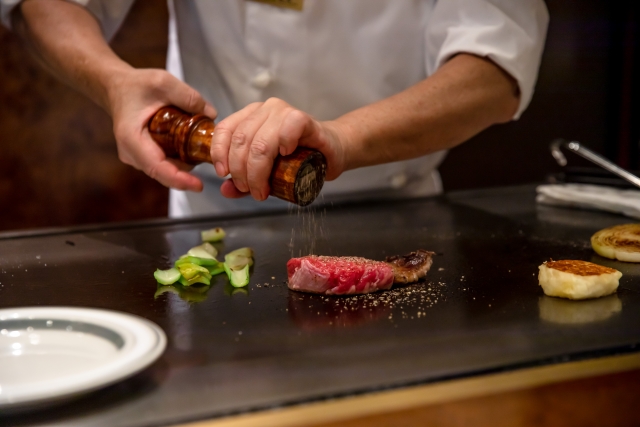 鉄板焼きのシェフ