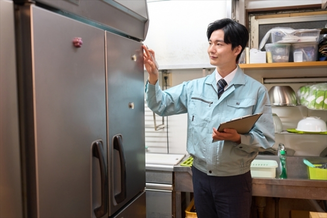 冷蔵庫を確認している男性