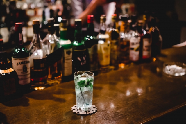 カウンターに置かれた酒