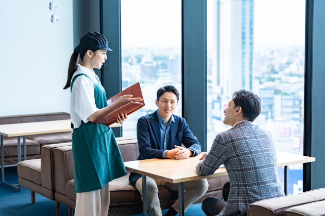カフェで接客中の女性