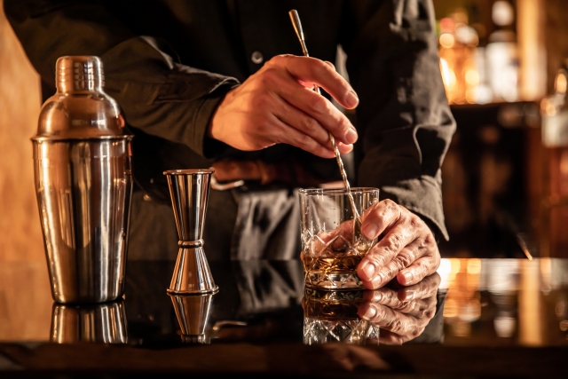 酒をつくるバーテンダーの手