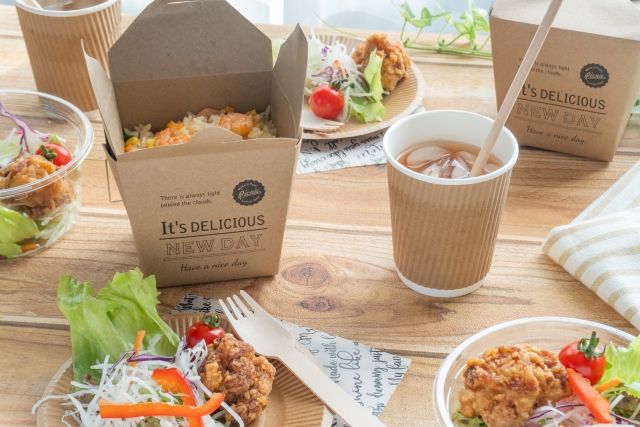 机に並んだ飲食物