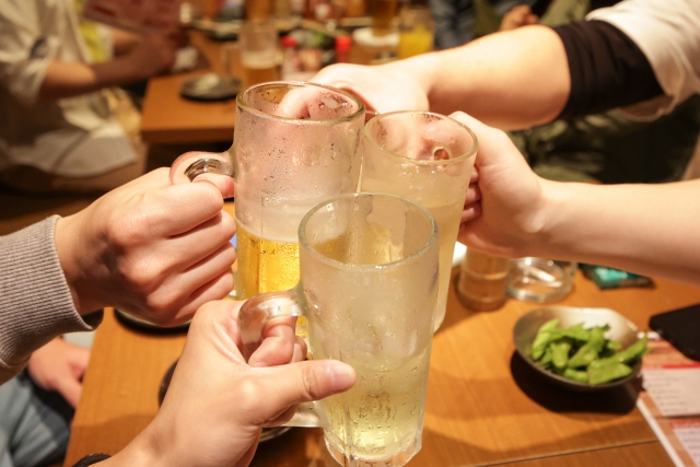 居酒屋で乾杯する人達