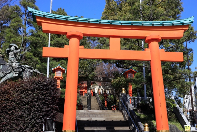 穴八幡宮の赤い鳥居