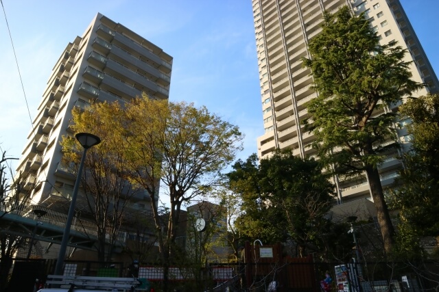 代官山駅前のビル群