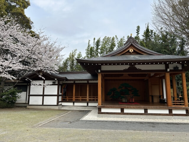 阿佐ヶ谷神明宮の能楽殿と満開の桜