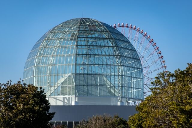 葛西臨海公園の建物と観覧車