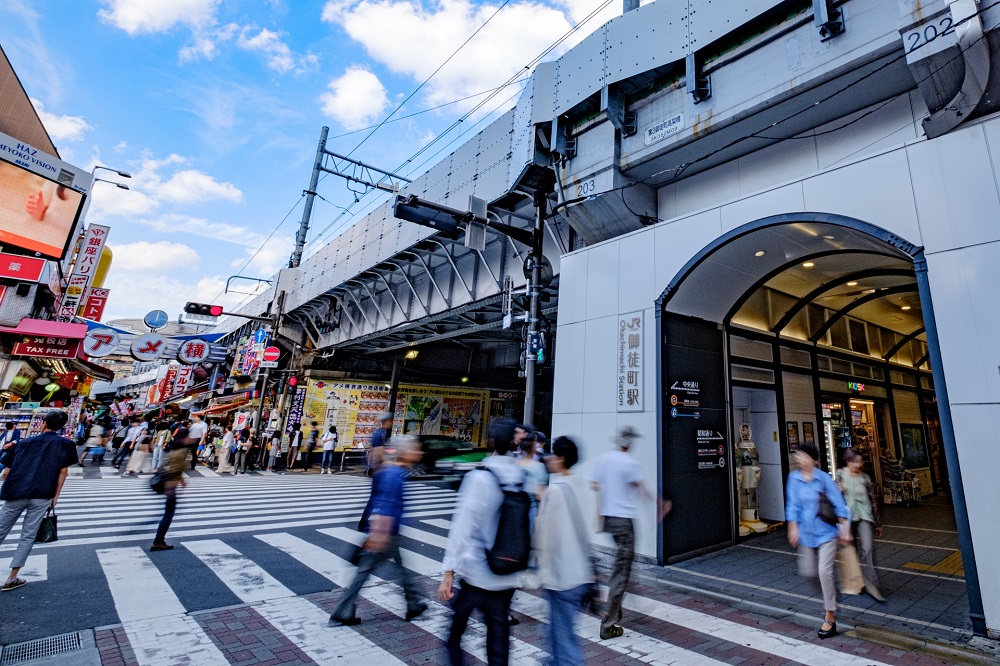 御徒町駅前の様子