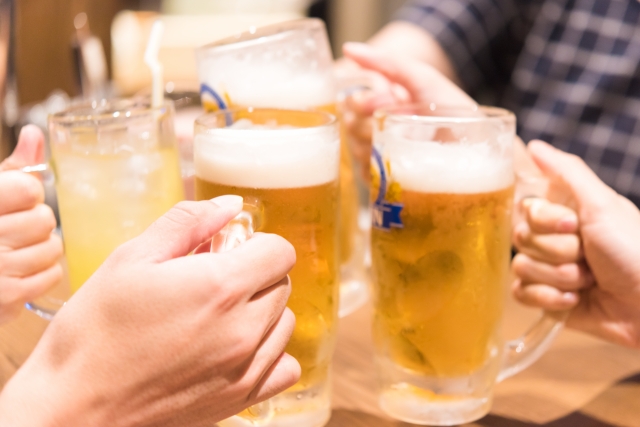 ビールで乾杯する人たち