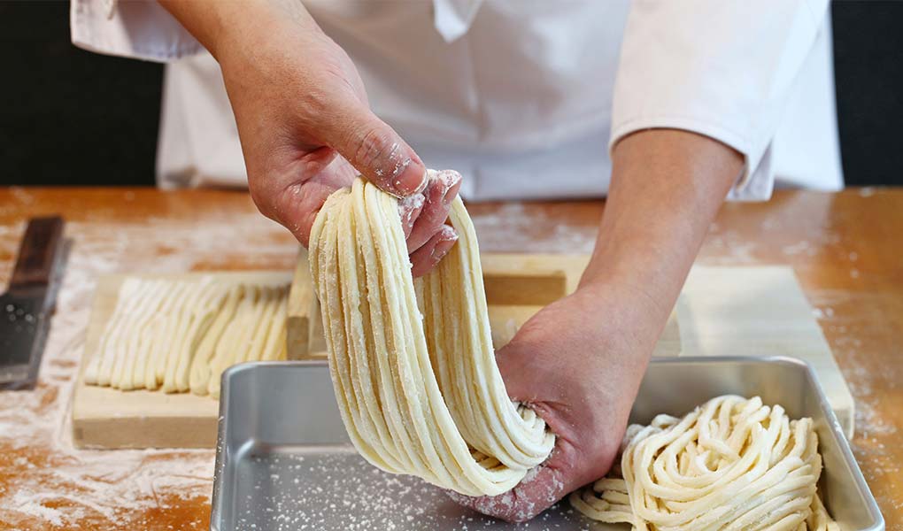 うどん屋開業で稼げる?市場動向と経営者の平均年収
