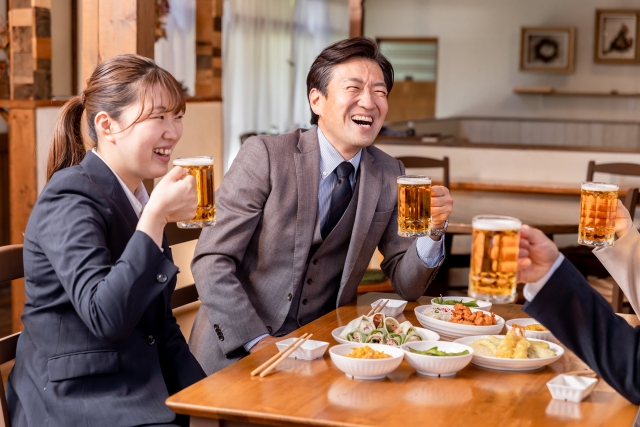 会社の仲間と飲む人たち