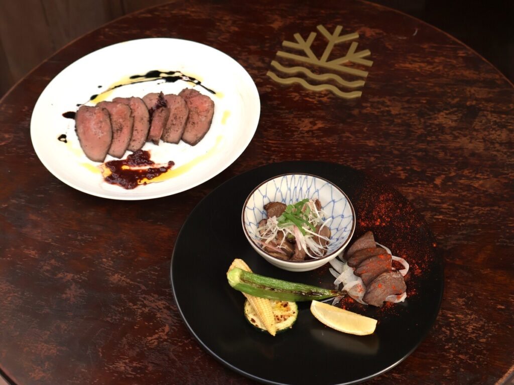 写真左が「鹿ロースのたたき」（1800円）、右は「前菜盛り合わせ」（時価）で上から「鹿タンのポン酢」「猪ハツのタイ風グリル」「旬野菜のグリル」。