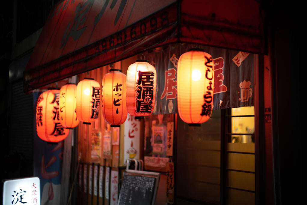 居酒屋の看板を目立つ見た目にする重要性