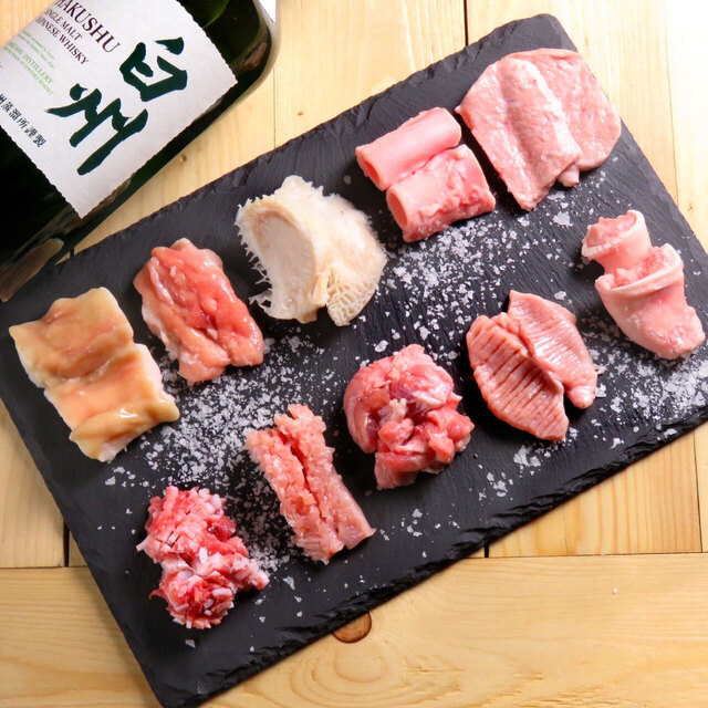 「ホルモン10種盛り」。