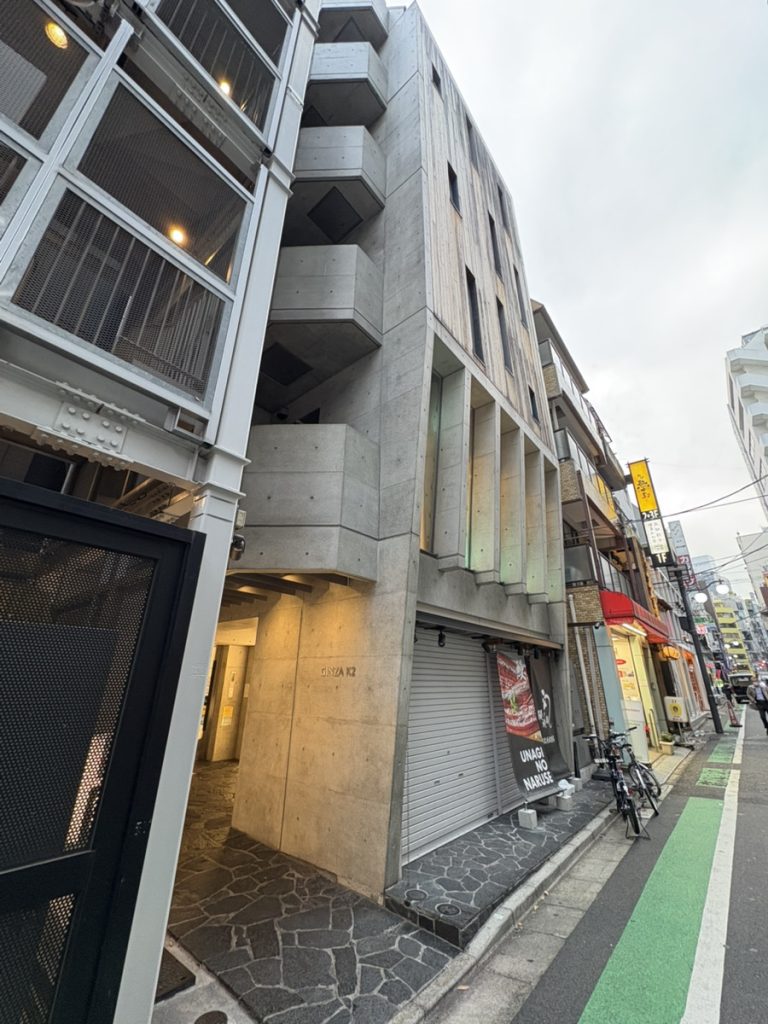 恵比寿駅西口から徒歩1分、恵比寿銀座商店街の入り口すぐ。新築ビル4階に入居する。