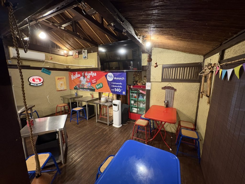 「タイ料理＆パクチー酒場 居空間」の店内