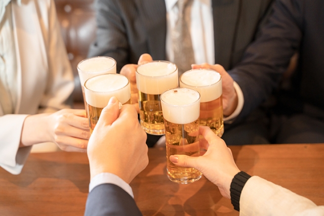 ビールで乾杯をする人たち