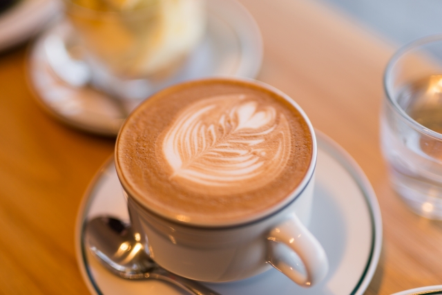 ラテアートが施されたカフェラテ