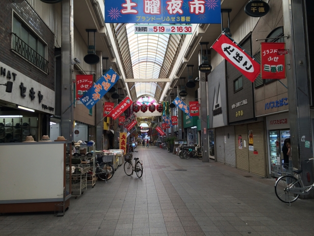 土曜夜市の看板