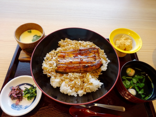 お盆に載ったうな丼定食