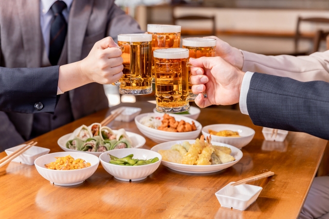 居酒屋で乾杯をする人たち