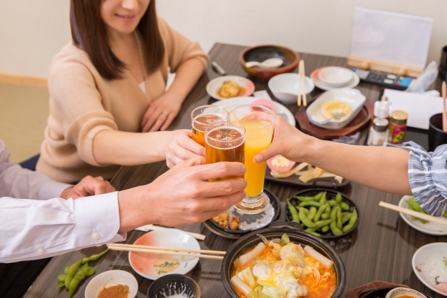 居酒屋で乾杯する人たち