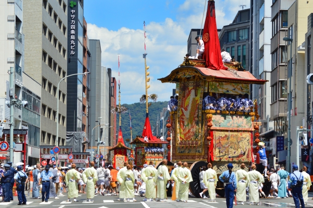 京都祇園祭 山鉾巡行を終えた四条通