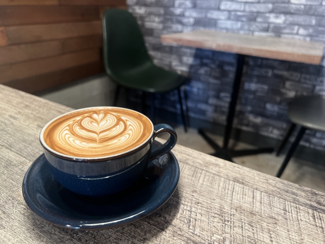 ラテアートが施されたカフェラテ