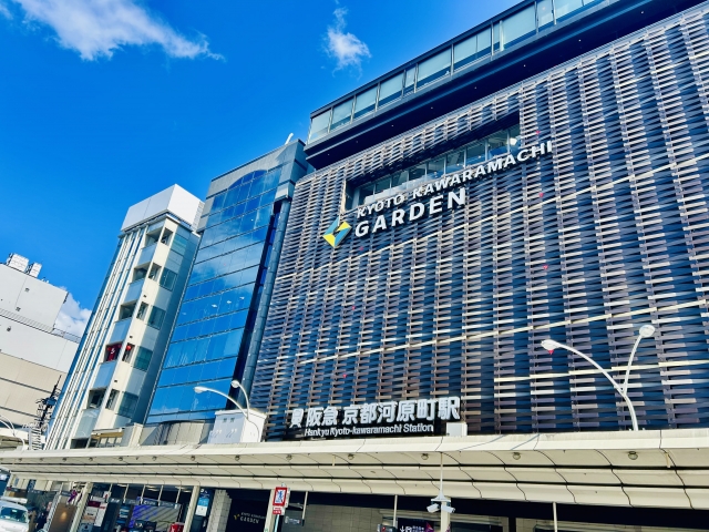 京都河原町駅の看板