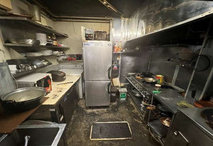 【中野区・新井薬師前徒歩3分】駅からの主導線にあるインドカレー店居抜き物件／約9.93坪