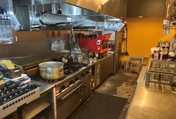 【八王子市】八王子駅徒歩5分／商業施設、飲食店が多いエリア／夜需要◎／内装美麗／バル居抜き物件／約19.42坪