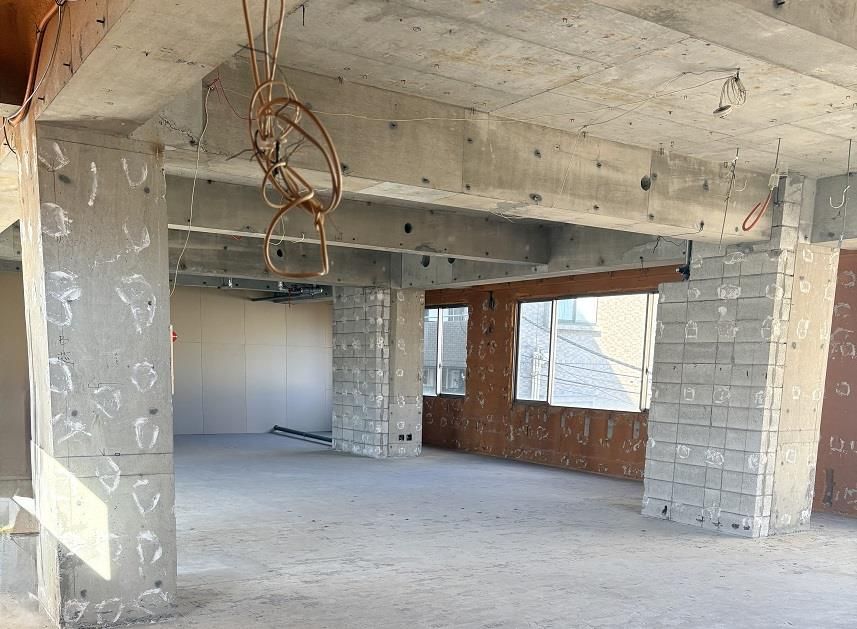 【八王子市】【西八王子駅1分×57坪】商店街の顔になる2階区画｜西八王子スケルトン物件