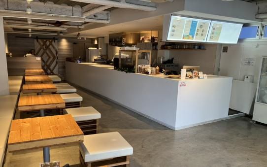 【八王子市・八王子駅徒歩3分】吹き抜けのテラス席あり／3階ダイニングバー居抜き物件／約21.5坪