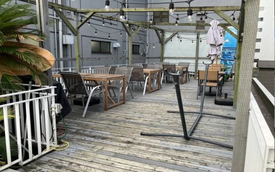 【八王子市・八王子駅徒歩3分】吹き抜けのテラス席あり／3階ダイニングバー居抜き物件／約21.5坪