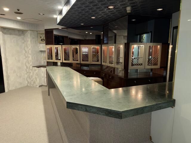 【名古屋市・新栄町駅徒歩5分】ホテルバーのような上質空間！翡翠色の石カウンターが映える居抜き物件◎24時間利用可・土日祝営業可／設備充実