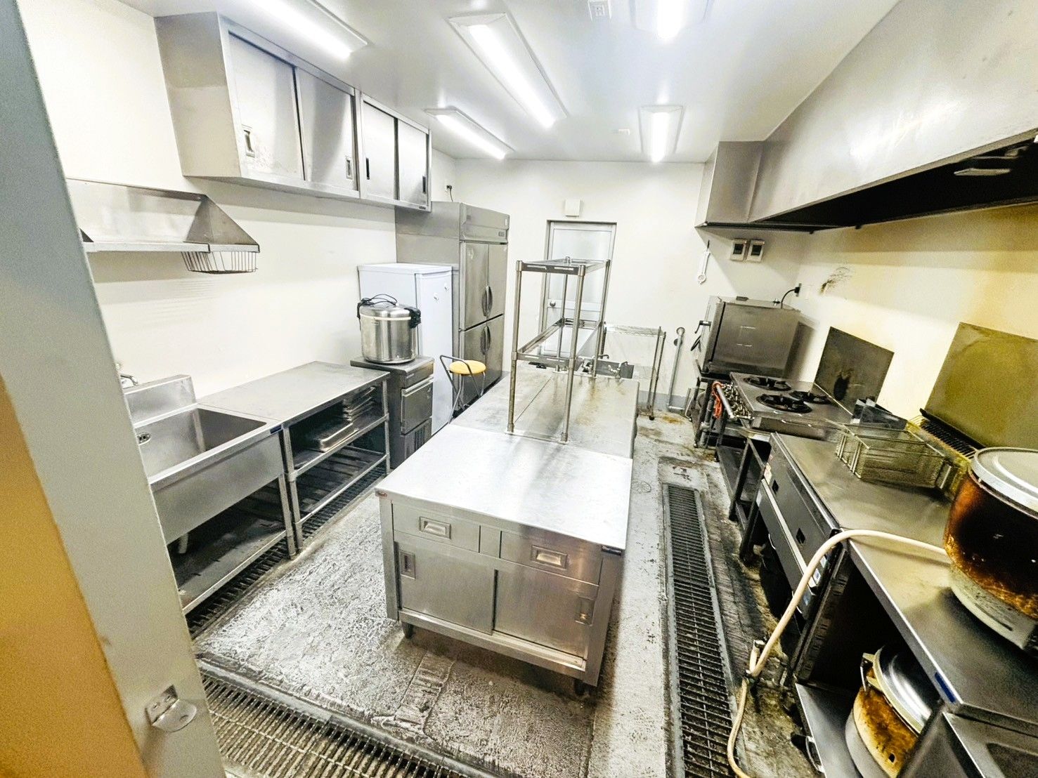 【尼崎市・阪神尼崎駅徒歩9分】賃料22万円！1階路面の定食屋居抜き店舗【賃料・礼金・保証金を見直し・約13.46坪】