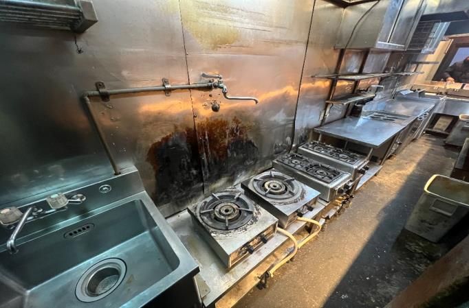 【新宿区】新宿西口徒歩4分・新宿駅徒歩7分／小滝橋通り至近／路面／ランチ難民と夜のチョイ飲み需要エリア／約7.69坪