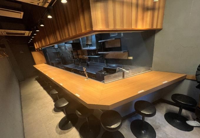 【新宿区】新宿西口徒歩4分・新宿駅徒歩7分／小滝橋通り至近／路面／ランチ難民と夜のチョイ飲み需要エリア／約7.69坪