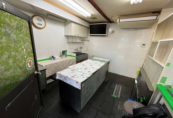 【新宿区・曙橋駅徒歩3分】1階路面12坪の焼き鳥・惣菜店居抜き物件／イートイン付きで居酒屋・テイクアウト開業向き
