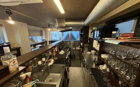 【新宿区神楽坂4丁目・飯田橋駅徒歩4分】本多横丁沿いの小箱居酒屋居抜き物件／2階・約7.77坪