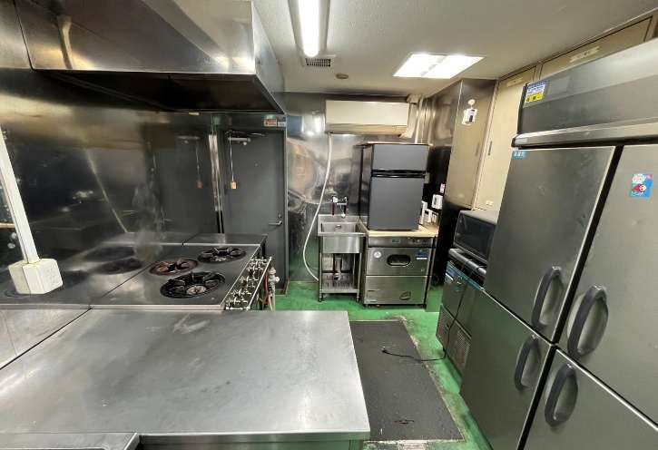 【新宿区・西新宿駅徒歩3分】オフィス街ランチ需要を狙う1階路面そば店居抜き物件／駅利用約8.9万人・約6.61坪