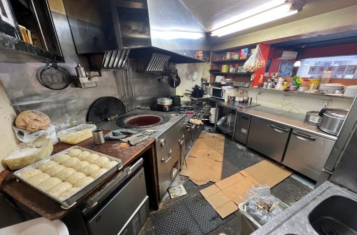 【横浜市西区】横浜駅徒歩9分/ネパール料理居抜き物件/視認性◎/オフィス街ランチ需要あり/約17.63坪