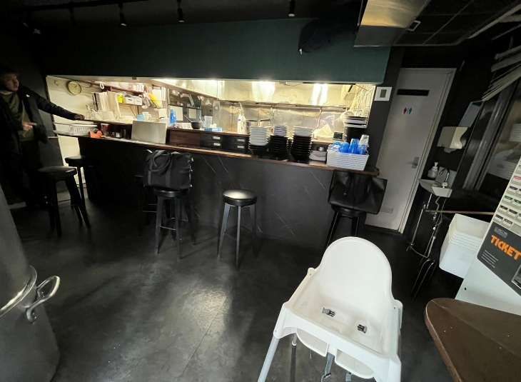 【横須賀市・津久井浜駅徒歩1分】賃料13.2万円の駅前通り1階路面8.64坪／周辺ラーメン店希少な小箱ラーメン店居抜き物件【京急久里浜線】