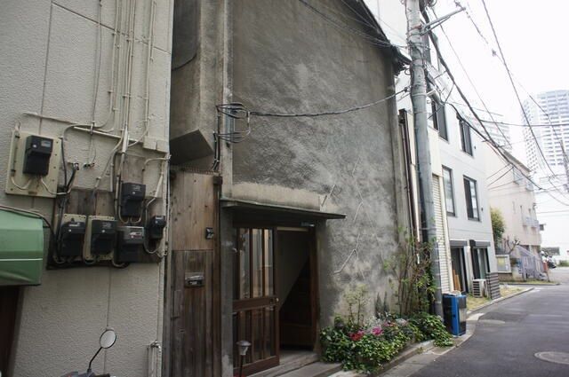 【港区・三田駅徒歩6分】都営三田線｜飲食店可◎角部屋・土日祝利用可！トイレ・収納スペース完備、都市ガス対応の13.2坪物件