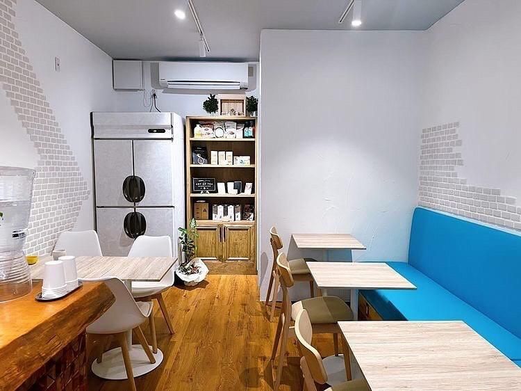 【港区 白金高輪 徒歩4分 居抜き】白金商店街1階路面×内装美麗カフェ｜8.85坪／再開発エリアの希少小箱物件